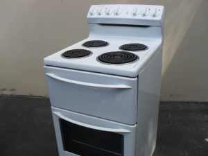 WARRANTY! Westinghouse 540mm freestanding electric oven works like new