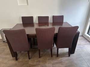 Dining table 9 piece in very good condition