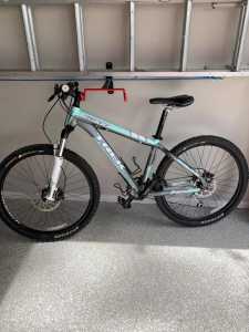 Ladies Trek mountain bike, as new, 30 gears, Size 39.5cm