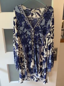 EUC Blue Arnhem Floral Boho Dress with Bell Sleeves Size 10