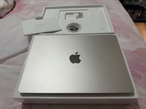 13” Apple MacBook Air M2, 512gb SSD, 16gb Ram, Starlight.