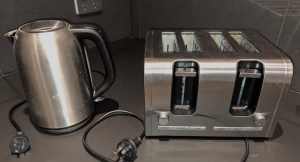 TOASTER 4 SLOT STAINLESS STEEL AND MATCHING STAINLESS STEEL KETTLE