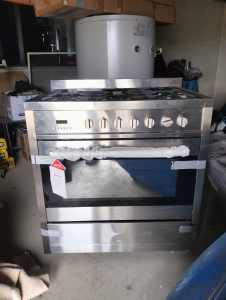 ***PRICE DROP****900mm freestanding lpg gas 5 burner oven/cooktop