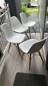 Set of 4 White Dining Chairs with Wooden Timber Legs