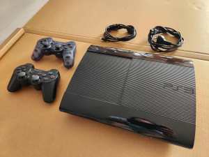 Playstation 3 - 500Gb - Super slim with 2 controllers and 6 games