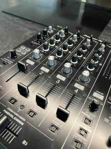Near new - Pioneer DJM750MK2 DJ mixer still under warranty decksaver