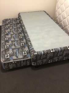 SOLD ***awaiting pickup***SINGLE 3 piece roll out TRUNDLE BED