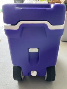 Brand New Esky on wheels - Cricket Cooler 33 Litre 