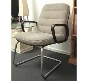 Modern chair - Very comfortable - Good condition / FREE