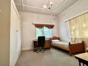 Conveniently located room in Carnegie house available for rent!