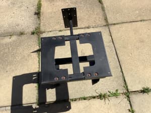 Tv and vcr stand Swivel Wall Bracket,good condition