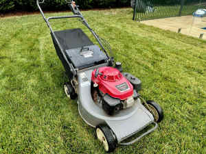 Honda - self propelled professional lawnmower 21”