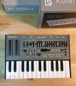 **REDUCED** Roland Boutique SH01A Bassline Synthesizer Synth and K25M