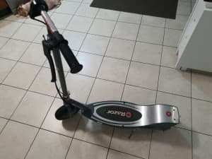 Razor scooter second hand but good for child first scooter 