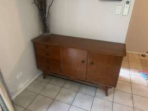 Retro sideboard - one drawer needs new runners