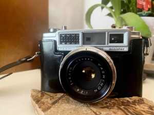 Yashica Minister ll 35mm vintage film rangefinder camera.
