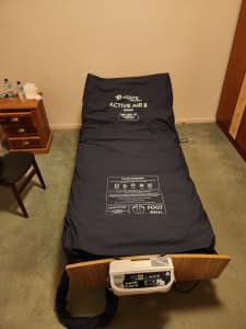 Bed with adjustable mattress