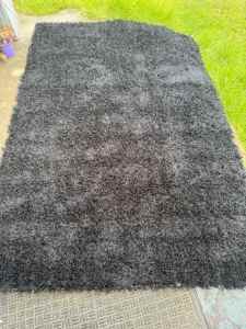 Black shaggy rug size : 180 x 265cm