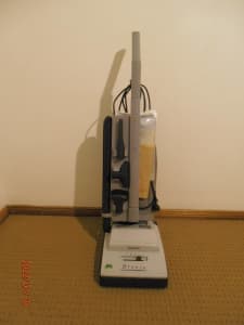 HOOVER BREEZE VACUUM CLEANER WITH ATTACHMENTS