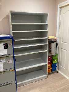 Bookcase with 6 moveable shelves