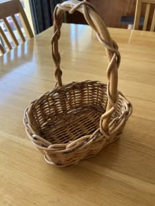 Small wicker basket guc