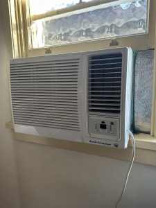 Kelvinator 2.2kw reverse cycle window/wall air conditioner.
