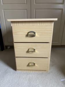 Bedside table 3 drawer chest of drawers in good condition