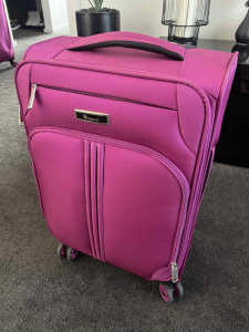 itLuggage 55cm pink soft case suitcase - with 4 spare matching wheels
