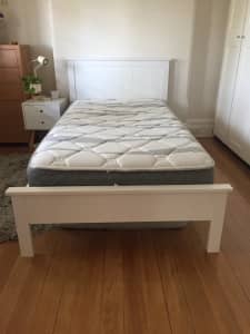 King Single bed frame in beautiful condition (mattress Not included)