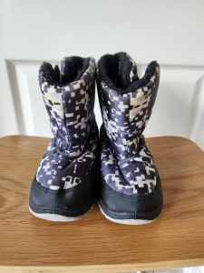 $15 - Kid Snow Boot Size 13