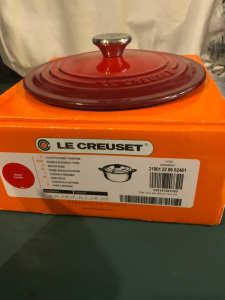 Le creuset cast iron lid new 22 cm new and a casserole 22cm used