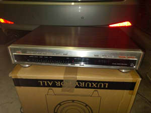 Vintage Luxman T-530 Synthesized AM/FM Stereo Tuner.