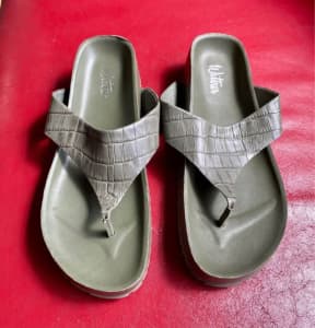 WITTNER GREEN LEATHER CROC THONGS. SIZE 40/9