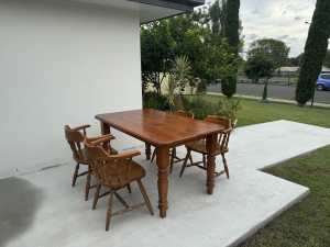 LAVELY WOODEN DINING ROOM TABLE NO CHAIRS
