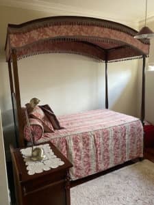 ANTIQUE FOUR POSTER BED