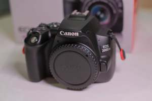 Selling Canon 200D mk2 body with kit lens + 50mm f1.8 lens