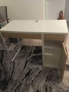 Office or Student Desk in excellent condition FREE