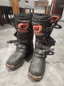 Size 5 ONeil moto x boots