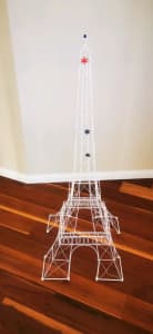 Eiffel tower model in excellent condition 