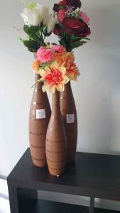 Stylish vases set with flowers $15ono the lot 