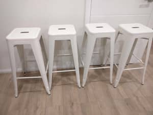 Set of bar stools