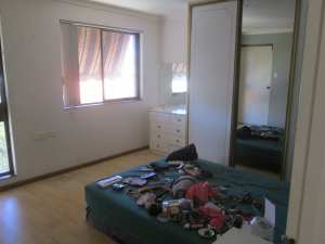 East Fremantle large double room and single room own bathroom suit fem