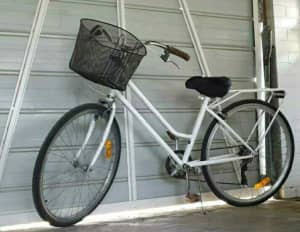 Bicycle cruiser bike with back carrier and basket