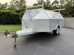 Fully enclosed aluminium trailer
