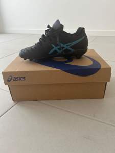 Size 2 Boys Soccer Boots