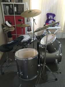 Pearl 8 pace Drum kit