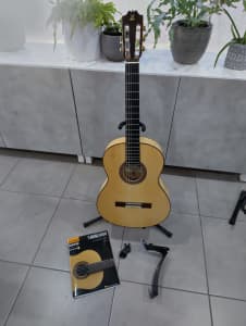 Flamenco Classical Guitar with hard Case and accessories 