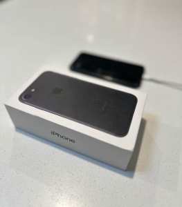 iPhone 7 Black 32GB - Small Cracks