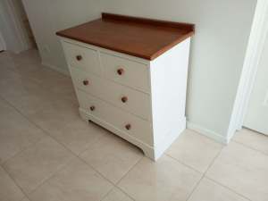 Solid wood chest of drawers H82cm 84cmx45.5cm Good condition