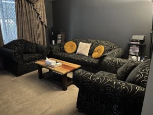 Harvey Norman vintage lounge set (5 seater)